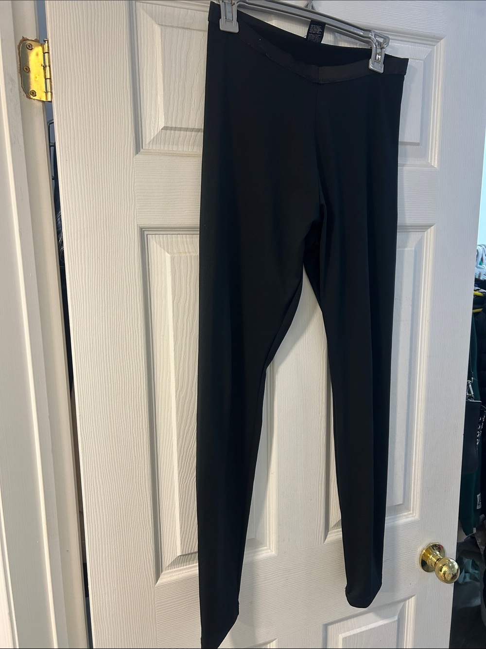 HUE Black Mid-Rise Leggings